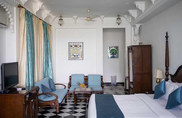 Swaroop Vilas - Lake Facing Boutique Hotel Удайпур Экстерьер фото